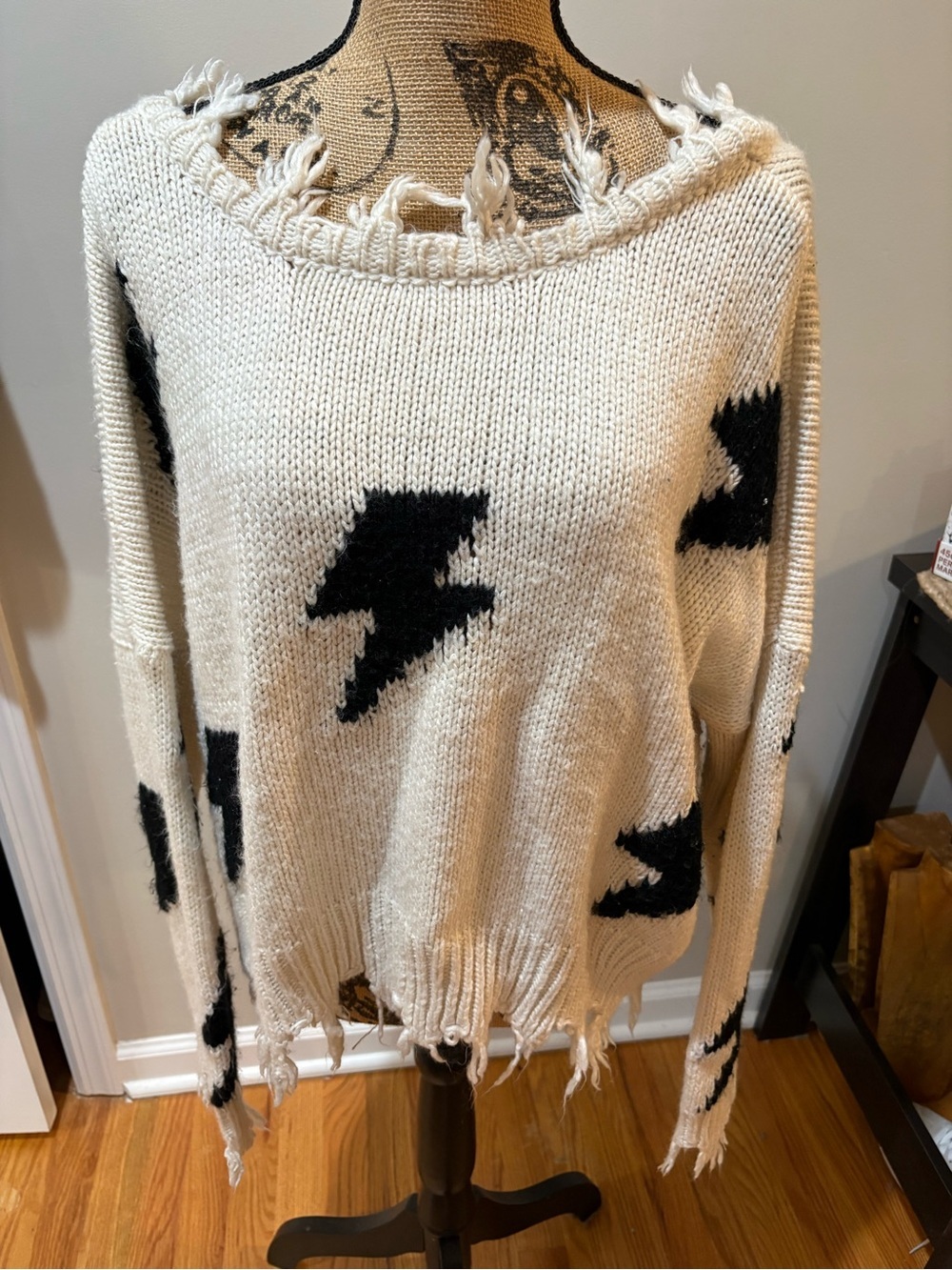 ▪️Distressed Lightning Sweater